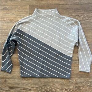 Tahari Women’s Size M Long Sleeve Gray Stripped Mock Neck Pullover Sweater